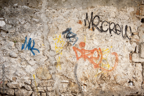 mur en pierre graffiti