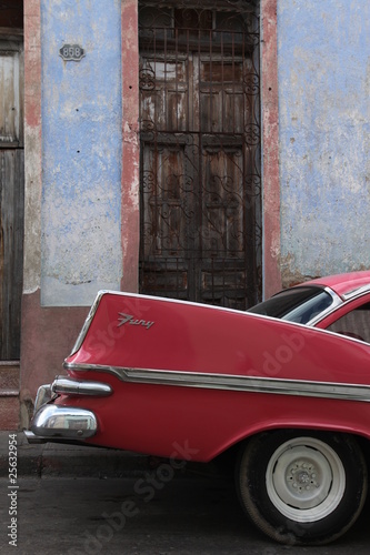 Vieille americaine devant le Capitole - Havane - Cuba photo