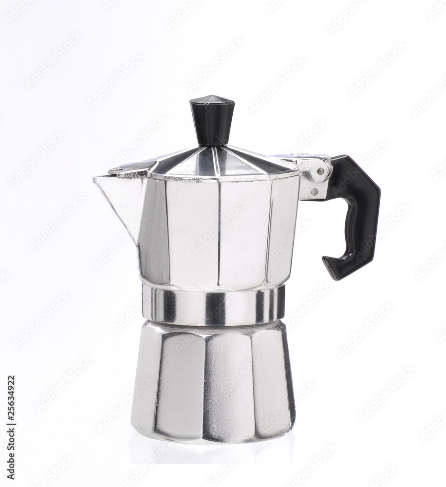 Cafetera metálica sobre fondo blanco. Cafetera metálica sobre fondo blanco.