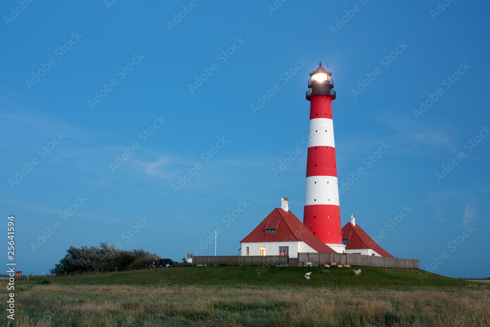 Der Leuchtturm Westerhever an der Nordsee bei Nacht