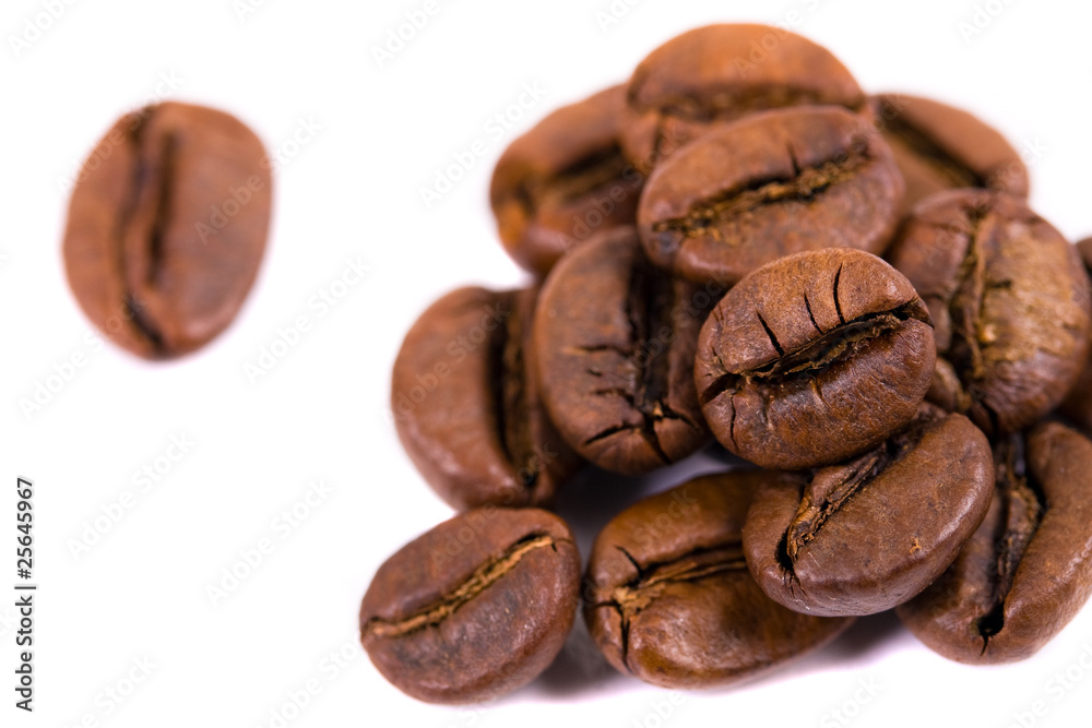 Naklejka premium macro shot of coffe bens, isolated on white