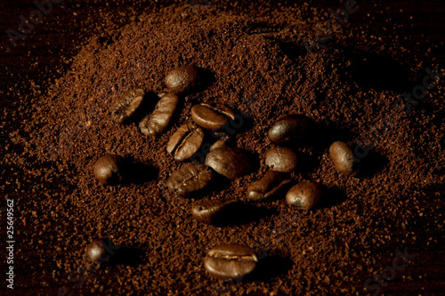 grains de café et café moulu