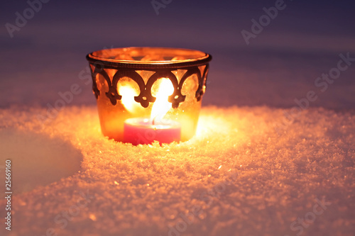 Brennende Kerze im Schnee © cmfotoworks