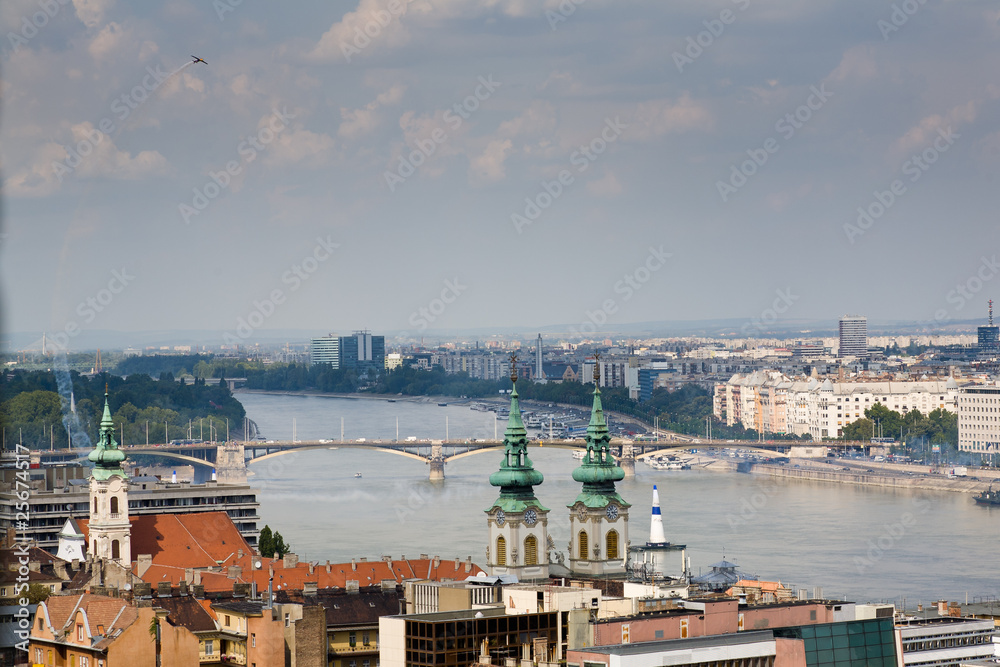 Avión elevándose sobre el Danubio en Budapest (toma 2)