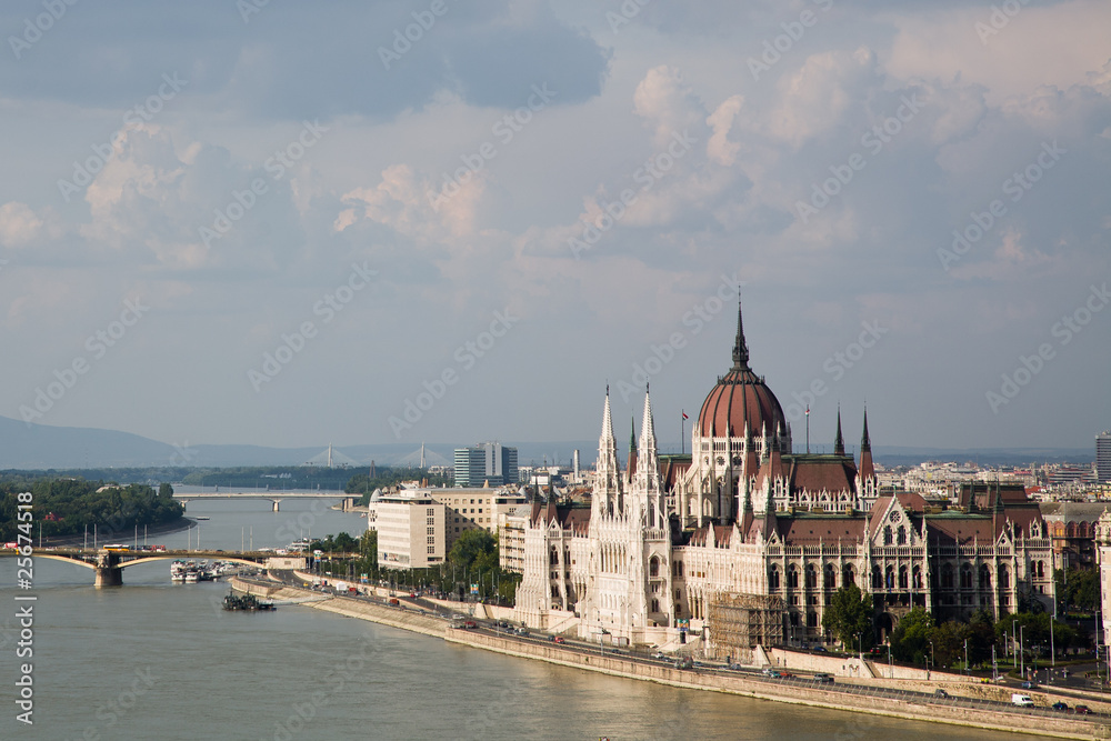 El Danubio y el Parlamento de Budapest (corta distancia)