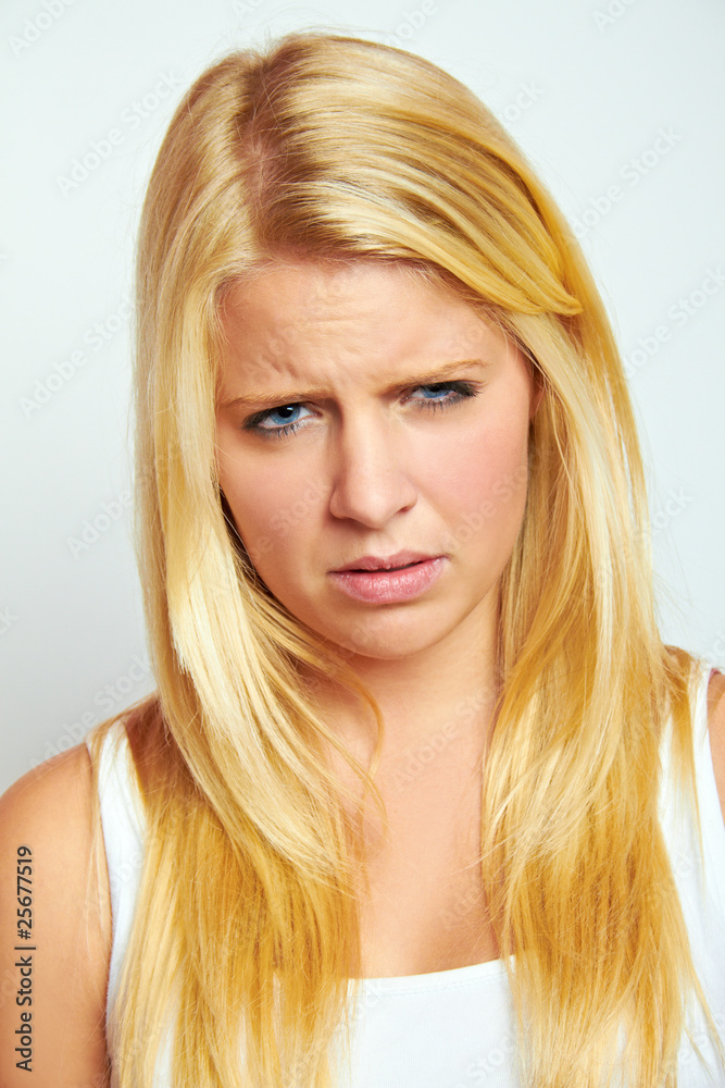 Fototapeta premium erfolglose traurige frau mit blonden haaren