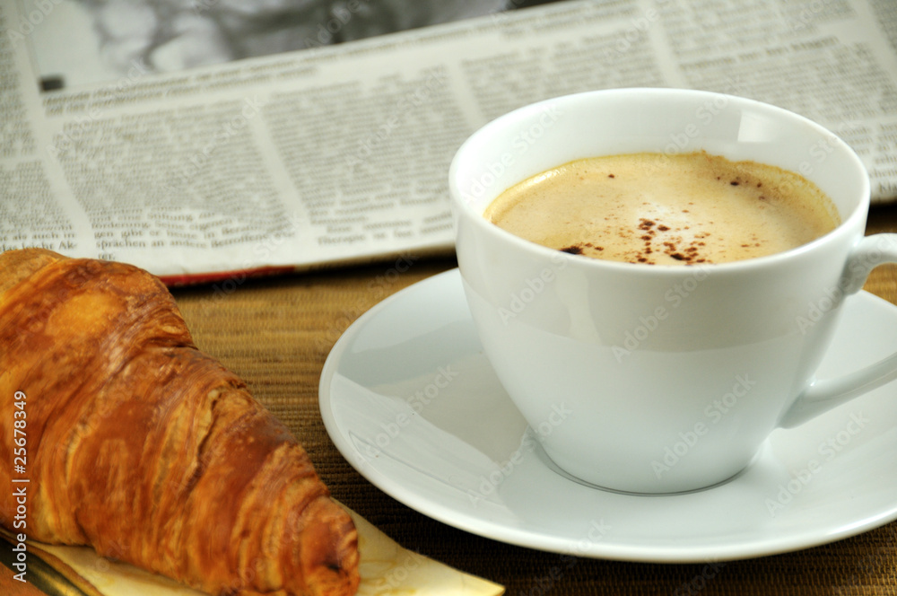 Frühstück mit Zeitung Frühstück mit Zeitung
