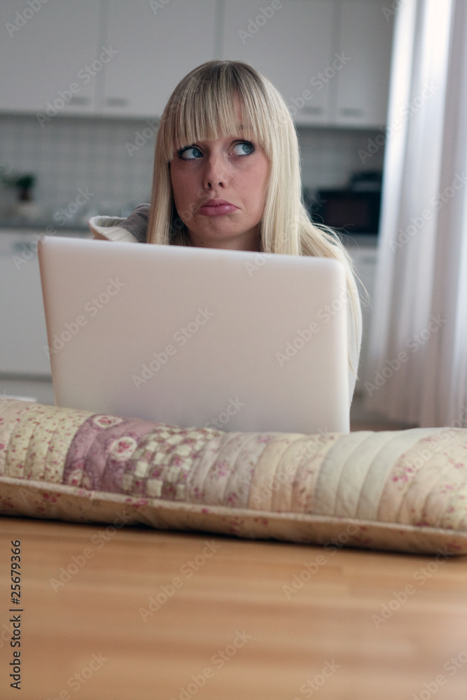 junge blonde frau traurig am laptop junge blonde frau traurig am laptop