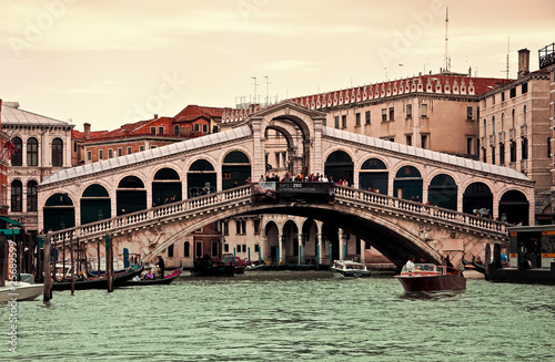 Rialto-Brücke in Venedig © thorabeti