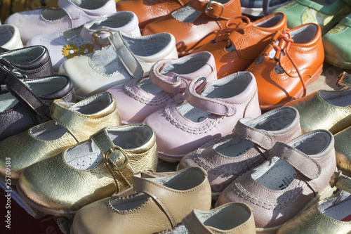 stock de chaussures d’enfants et de bébé colorés