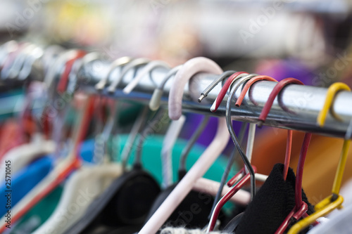 Obraz na płótnie vêtements sur cintres en magasin ou vestiaire