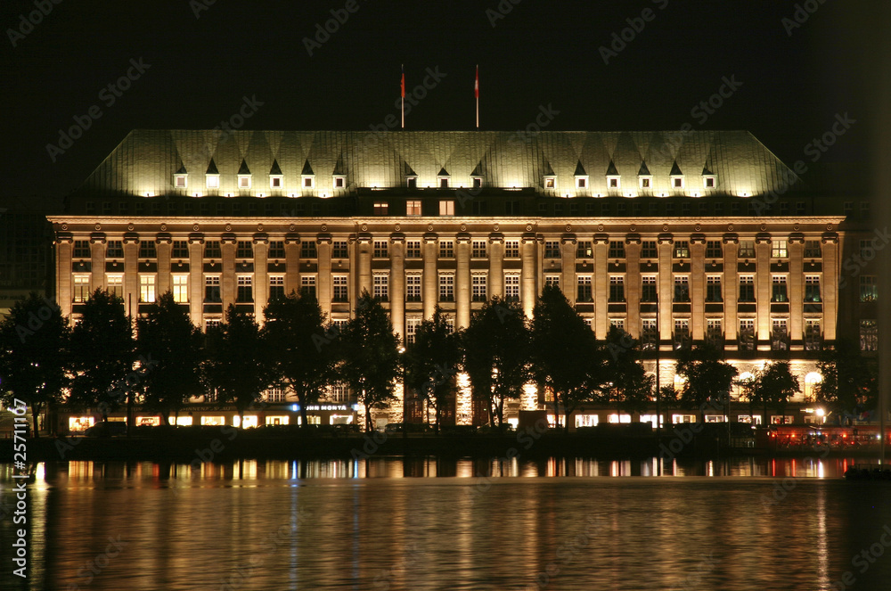 Naklejka premium Verwaltungsgebäude einer Reederei an der Binnenalster in Hamburg