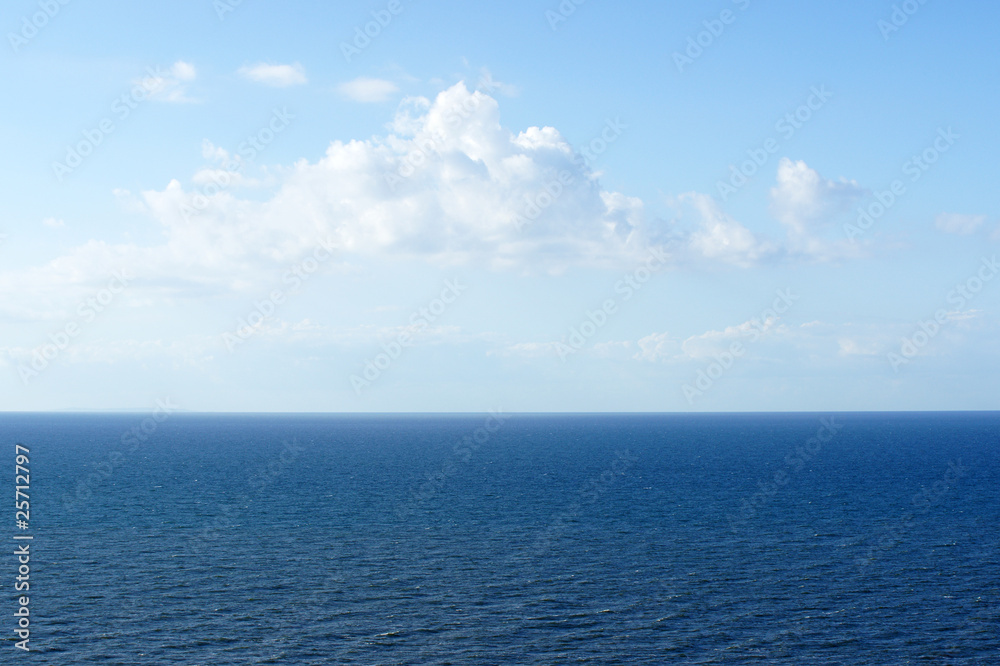 Fototapeta premium Meer und Himmel - Ocean and blue Sky