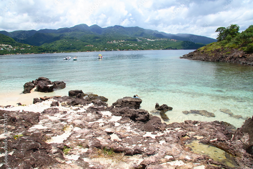 Rochers sur la plage à Guadeloupe
