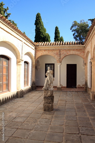Cartuja de Jerez, patio y escultura © pepereyes