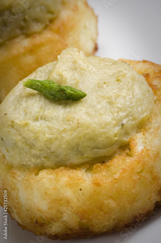 Nidos de patata rellenos de espárragos verdes y setas.