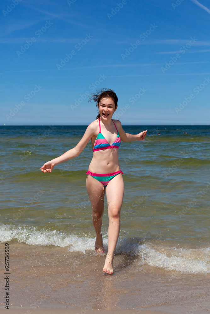 Fototapeta premium Girl running on beach