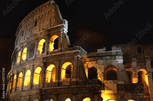 Billede på lærred Colosseum at night in Rome, Italy