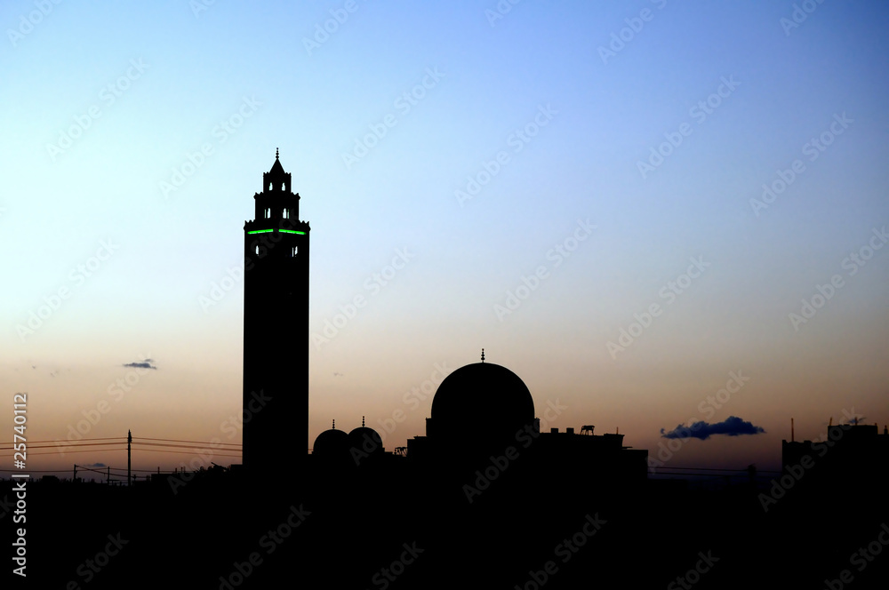 Silhouette d'une mosquée au crepuscule