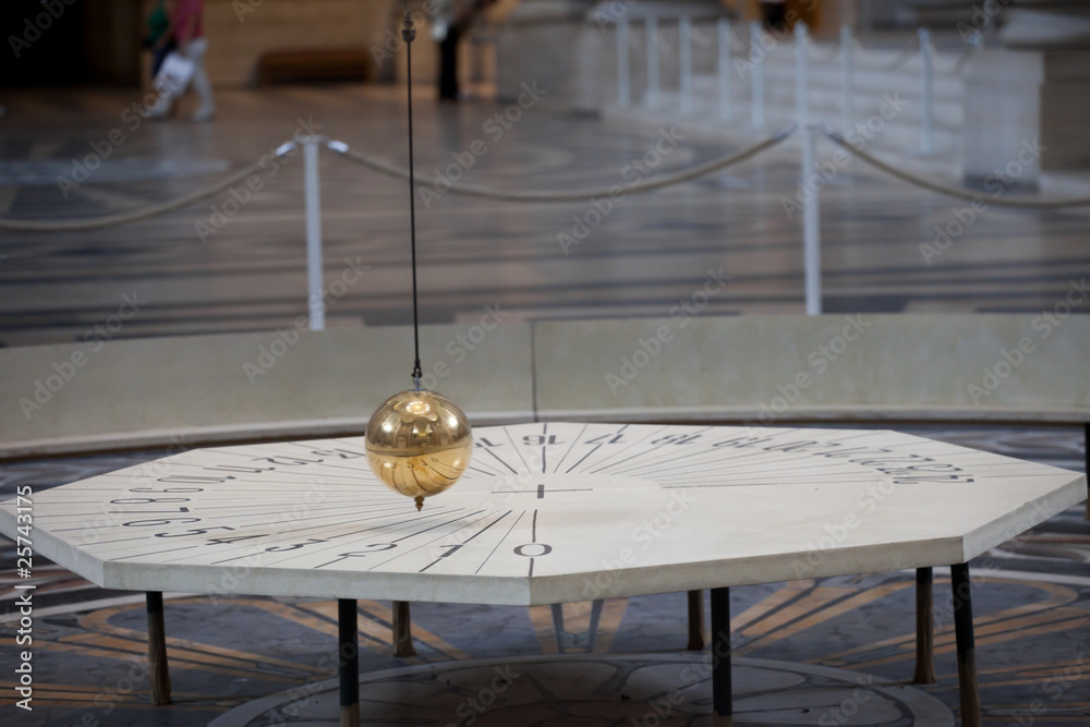 Obraz premium Spinning Foucault's Pendulum in the Panthéon of Paris.