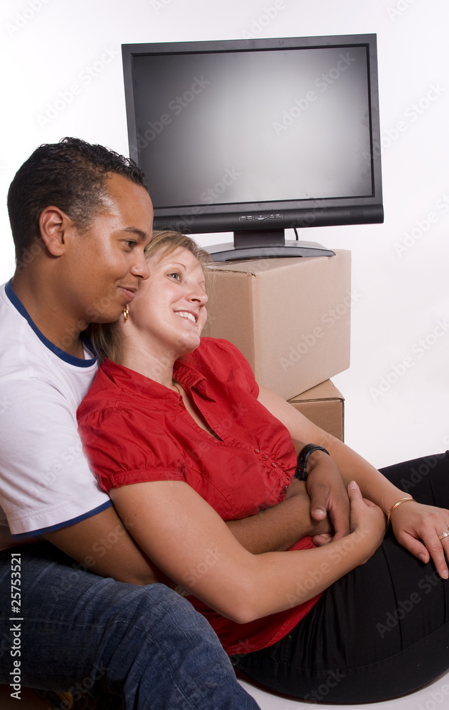jeune couple mixte amoureux qui déménage