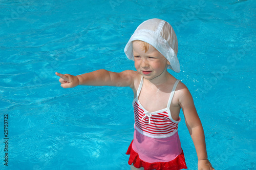 Little girl in swimming pool © Ivan Polushkin