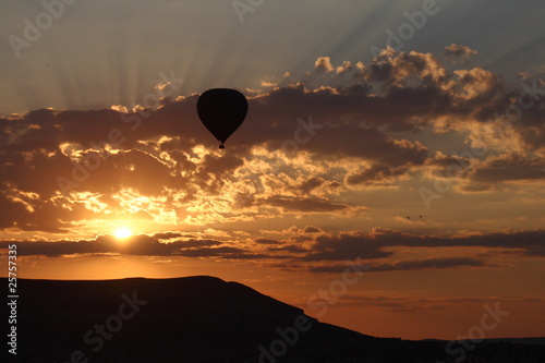 Obraz na płótnie Sunrise and the balloon over Cappadocia w salonie
