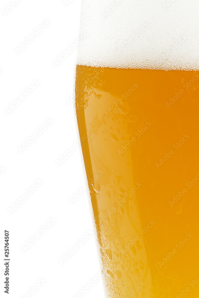 halbes weizenbier auf weissem hintergrund halbes weizenbier auf weissem hintergrund