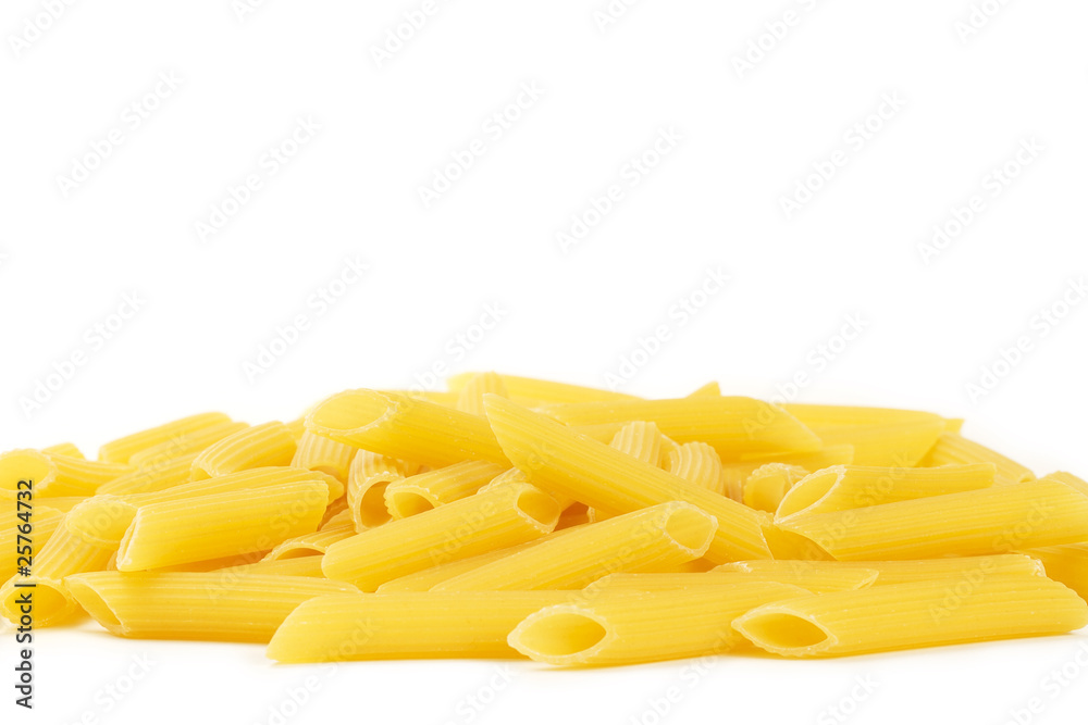 rohe penne rigate auf weissem hintergrund rohe penne rigate auf weissem hintergrund