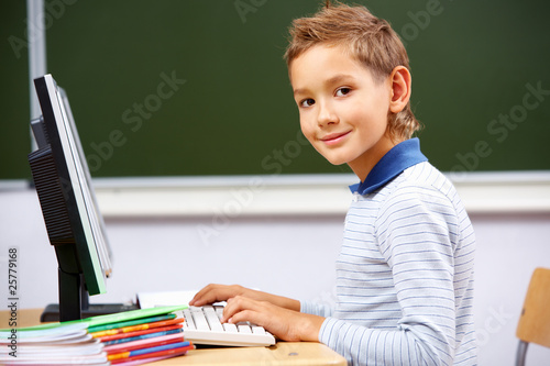 Cuadro en lienzo Boy typing