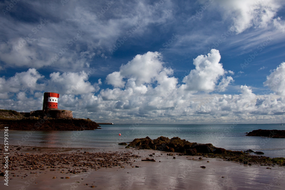 Obraz premium St Catherines Bay and Archirondel Tower