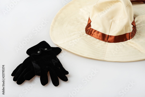 перчатки и шляпа