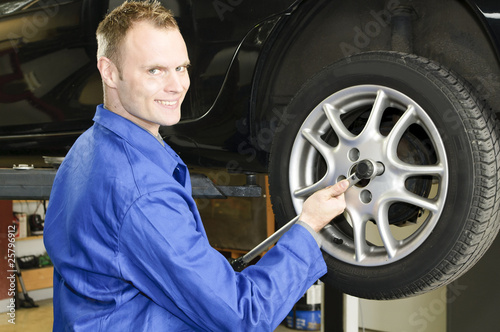 Reifenwechsel in der Autowerkstatt photo