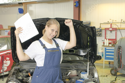 Azubi hat Prüfung bestanden! Freut sich