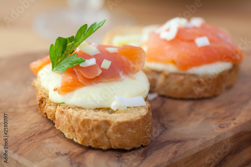 Crostinis with salmon and mozzarella
