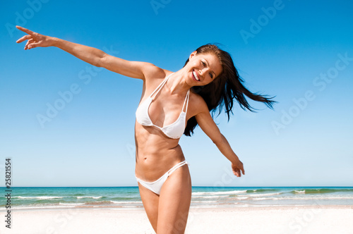 Frau voller Freude am Strand