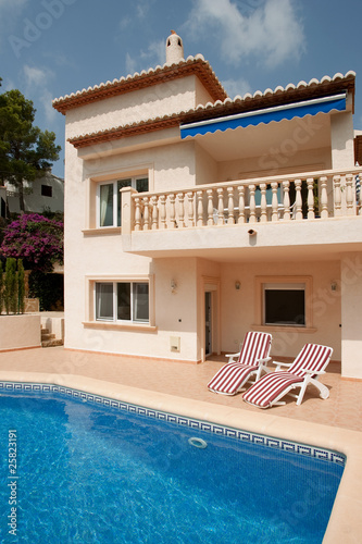 Luxurious villa in southern Spain © wazymodo