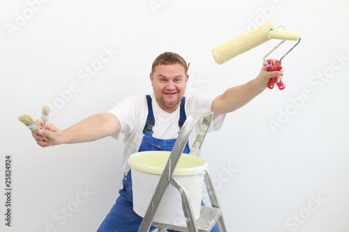 Maler und Lackierer hat Spaß bei der Arbeit