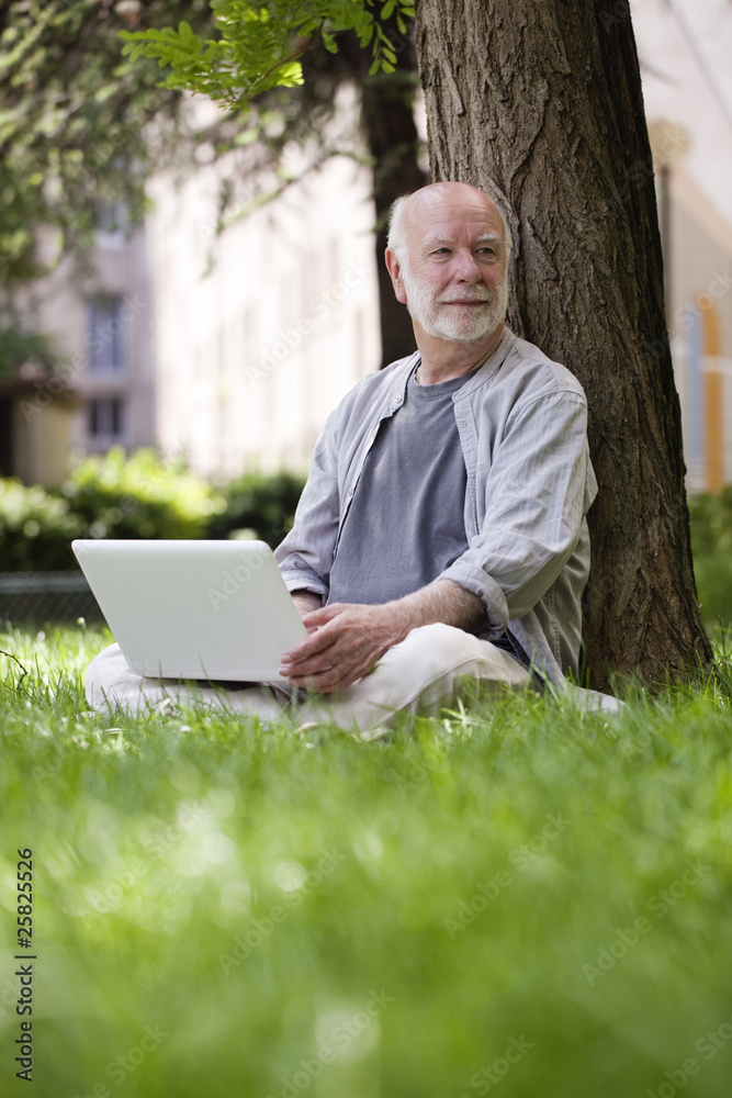 senior heureux avec ordinateur dans nature senior heureux avec ordinateur dans nature
