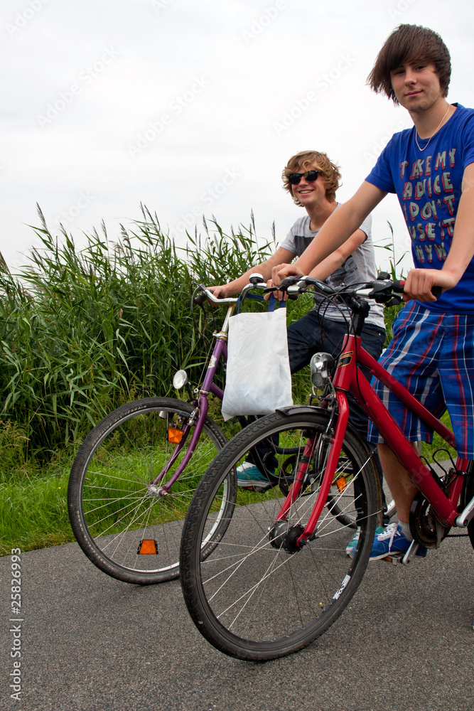 Teenager fahren Fahrrad 770