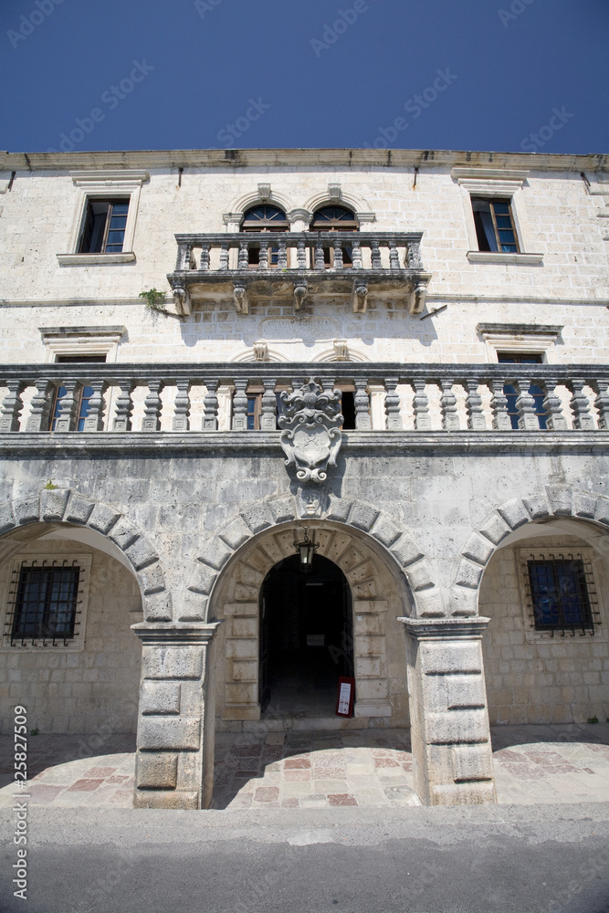 Zmajevic Palace: entrance.