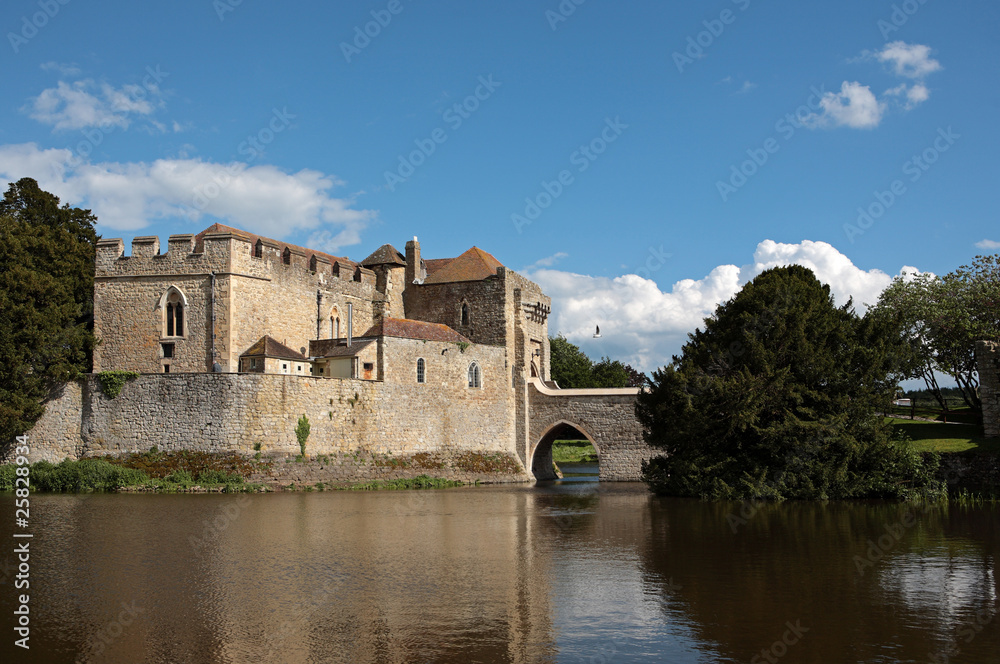 Obraz premium Leeds Castle and Lake in Kent England