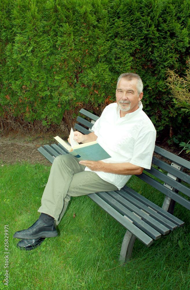 Fototapeta premium Senior liest Buch