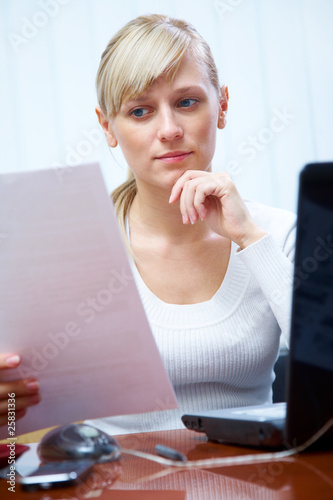Fotografie working women in office