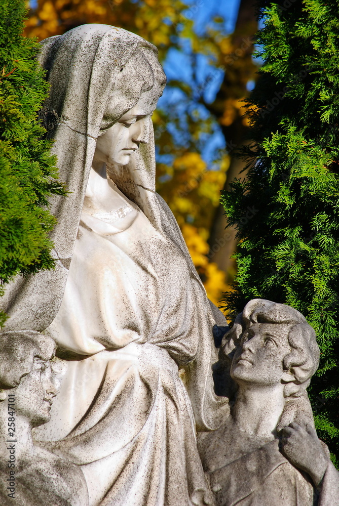 Mother with children statue