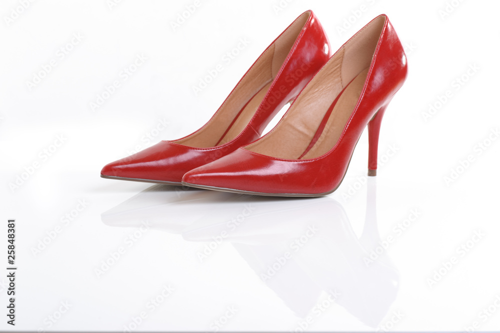 Rote Pumps mit Spiegelung Rote Pumps mit Spiegelung