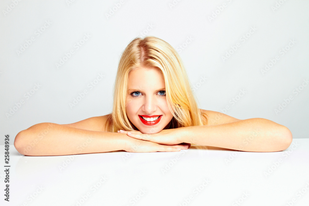junge blonde frau mit roten lippen junge blonde frau mit roten lippen