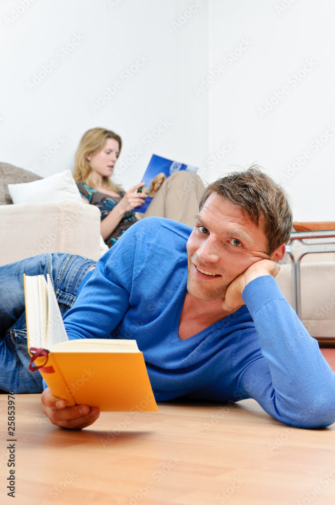 Obraz premium Young Couple reading
