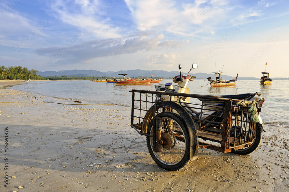 Fototapeta premium Side-car sur la plage de Khuk Khak, Khao Lak, Thaïlande