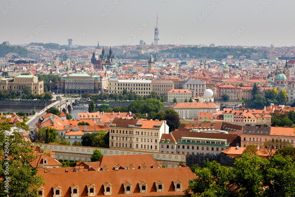 Tejados de Praga con el Ayuntamiento al fondo